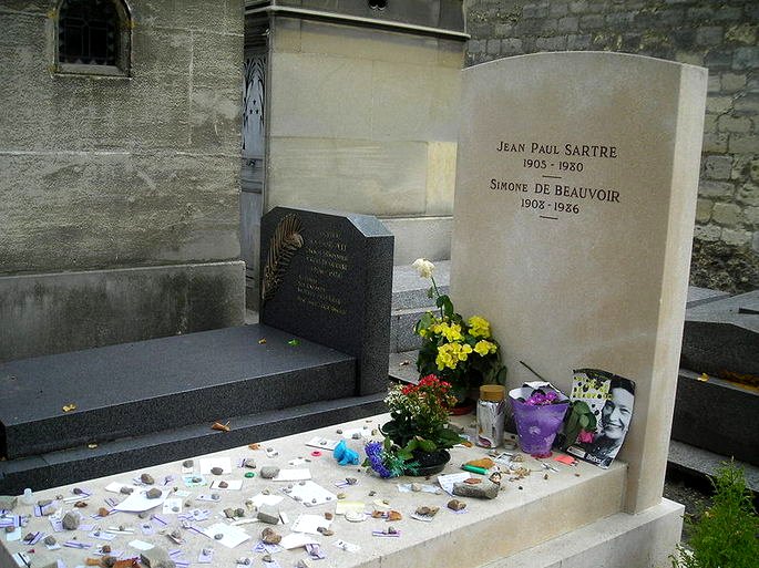 Beauvoir y la tumba de Sartre.