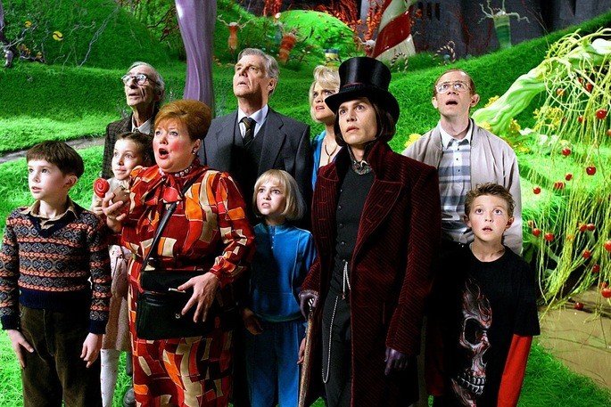 Una escena de la película The Fantastic Chocolate Factory muestra a los personajes con ropas coloridas mirando hacia arriba.