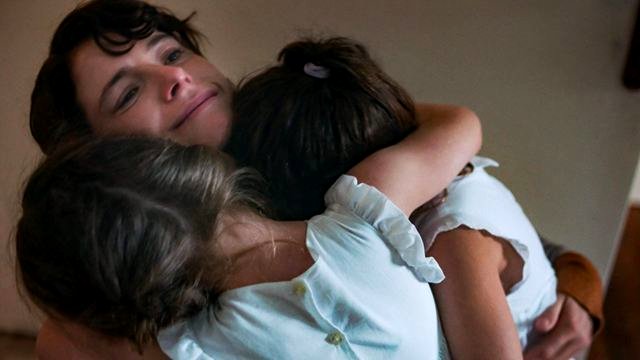 Una escena de La hija perdida. leda joven