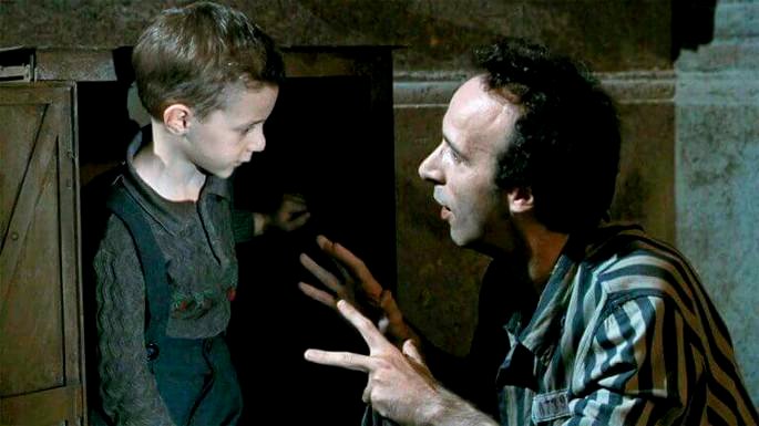 Una escena de la película Life Is Beautiful muestra a un padre y su hijo durante una guerra.