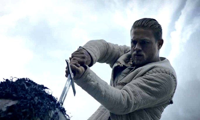 Arthur saca la espada de la roca