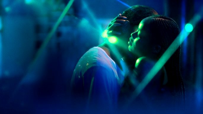 Una escena de la película Atlantique muestra a una pareja bailando.