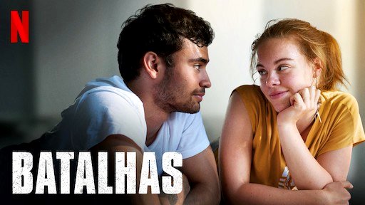 Guerra de películas. Una pareja se mira, ella tiene el pelo rojo y el pelo recogido, él tiene barba y lleva una camiseta blanca.