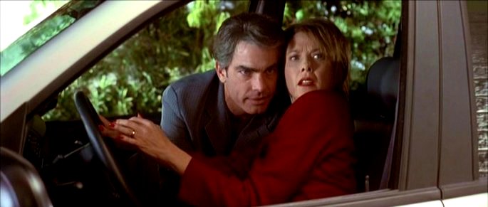 Carolyn y Lover, dentro de un auto, siendo vistos