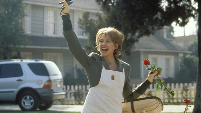 Carolyn cortando una rosa roja