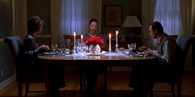 La familia de Lester sentada a la mesa, cenando.