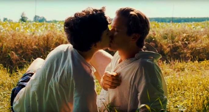 Elio y Oliver besándose por primera vez.
