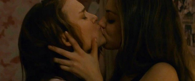 Nina y Lily besándose.