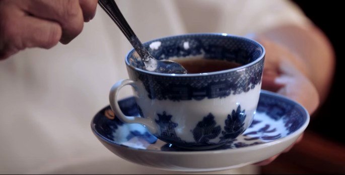 Missy hipnotizando su taza de té