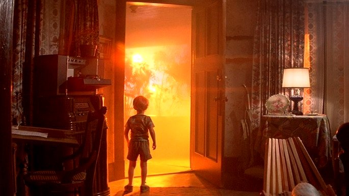La silueta de un niño, frente a una luz naranja gigante.