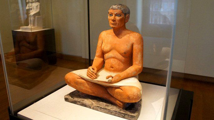 Estatua de un escritor sentado