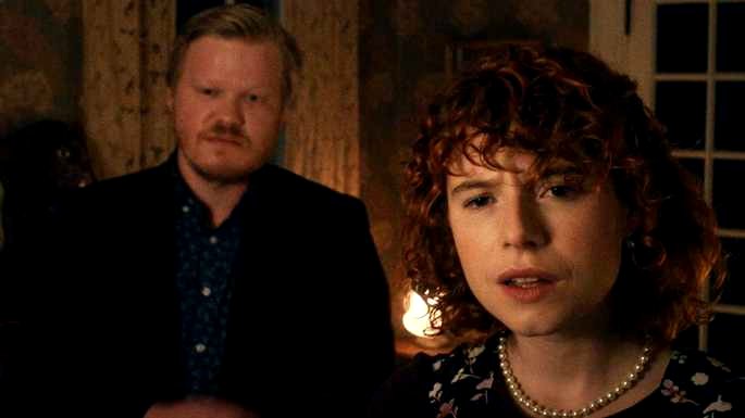 Lucy con una expresión confundida en su rostro, con Jake a su lado