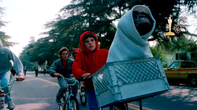 Escena ET muestra a un extraterrestre en una canasta de bicicleta envuelta en tela