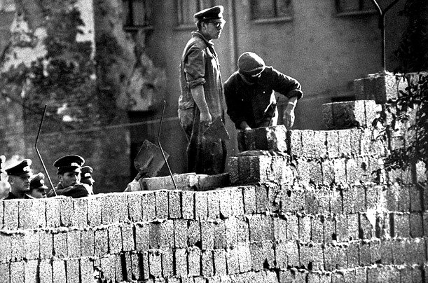 Imagen de la construcción del muro en 1961.