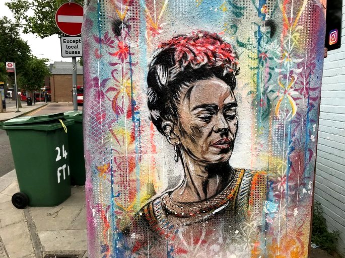 Un mural en Berlín con un retrato de Frida Kahlo.