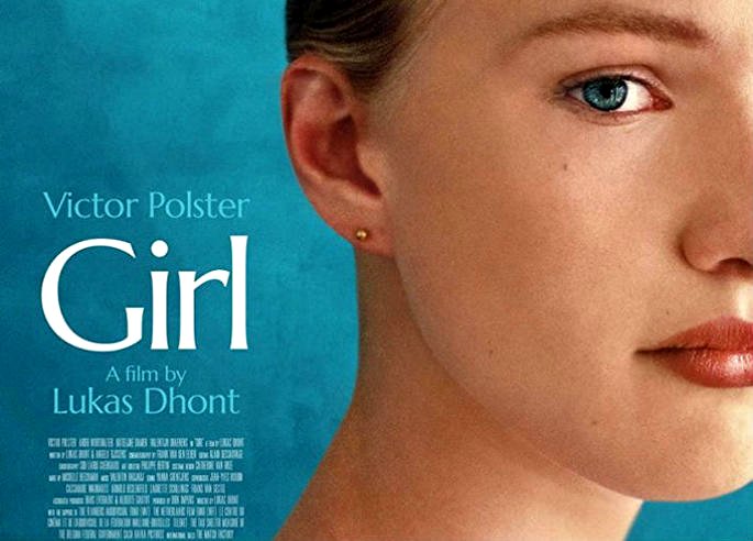 Un póster de una película de chicas muestra la cara de una chica medio rubia con un fondo azul.