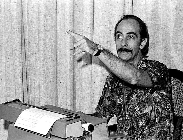 Dias Gomes con su herramienta de trabajo: la máquina de escribir.