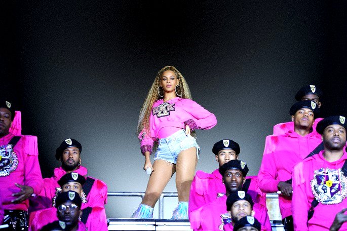 La diva del pop Beyoncé en una escena de la película Homecoming posa con bailarinas en un espectáculo vestidas de rosa