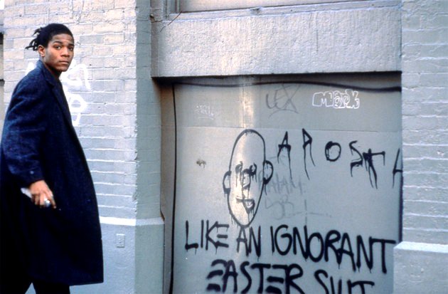 Basquiat haciendo grafitis