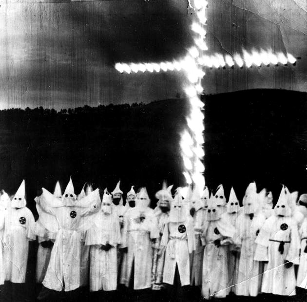 Foto del Klan quemando una cruz