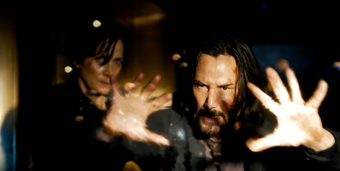 Neo con las manos frente a su rostro.