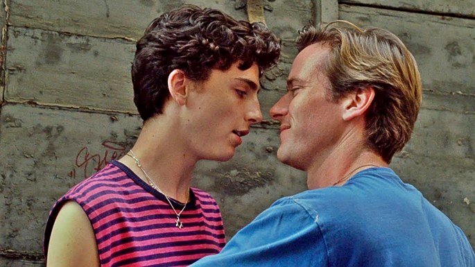 Elio y Oliver a punto de besarse en la calle.