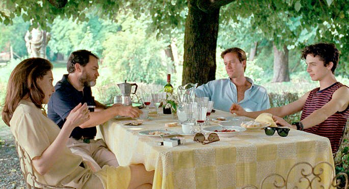 Oliver y Elio en la mesa con la familia.