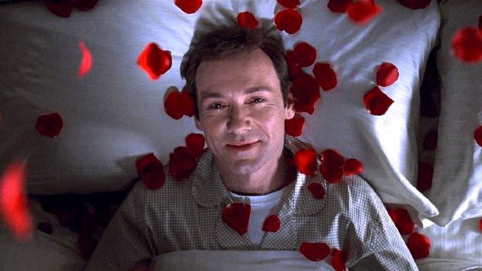 Lester envuelto en pétalos de rosas rojas.