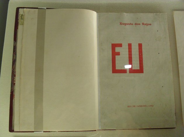 Primera edición del libro Eu, publicada en 1912, que contiene el soneto Versos Intimas.