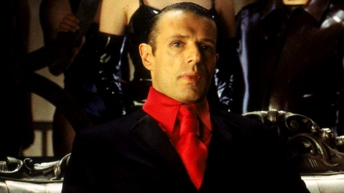 Un hombre con camisa roja y corbata.