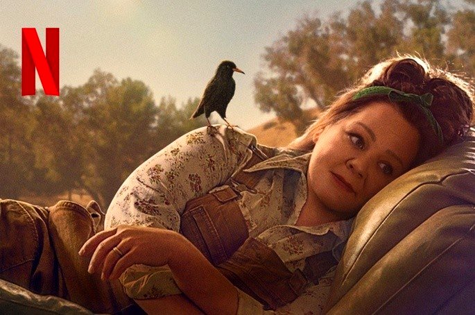 Una escena de la película Nest for Two muestra a una mujer acostada con un pájaro posado en su hombro.